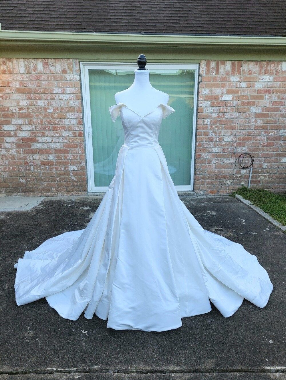 Rita Viniers Ivory Silk Off Shoulder Ballgown Wedding Dress Tag Sz 10/US Sz 6